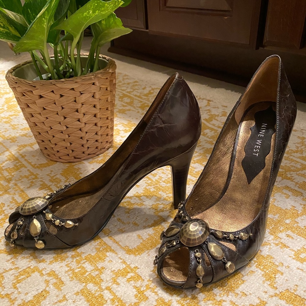 Nine West size 7 brown leather peep toe pumps